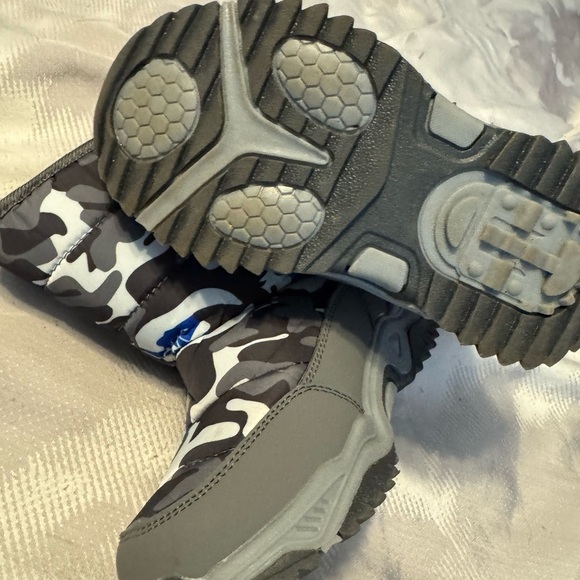 Boys insulated snow boot. Super trendy Camo. Like New. Boys 12.5. - Picture 3 of 8